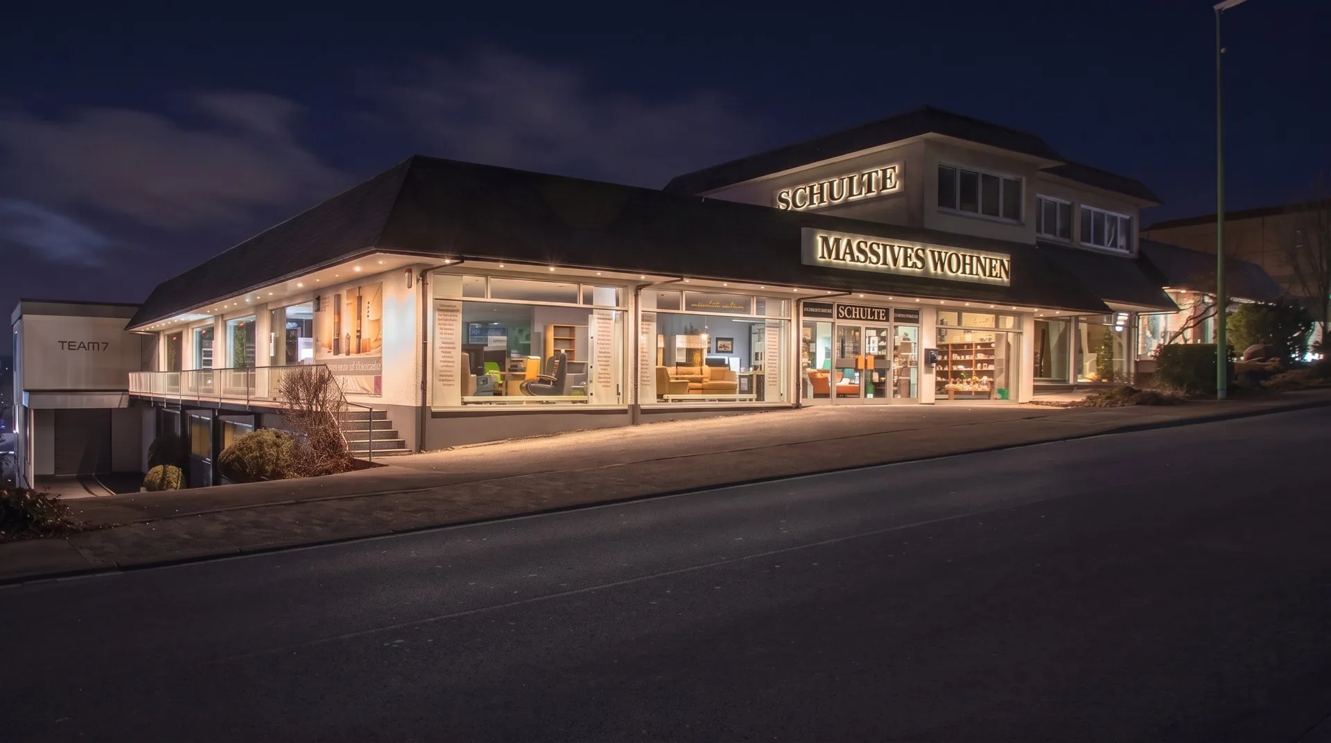 Ausstellungshaus von Massives Wohnen Schulte in Lüdenscheid bei Nacht