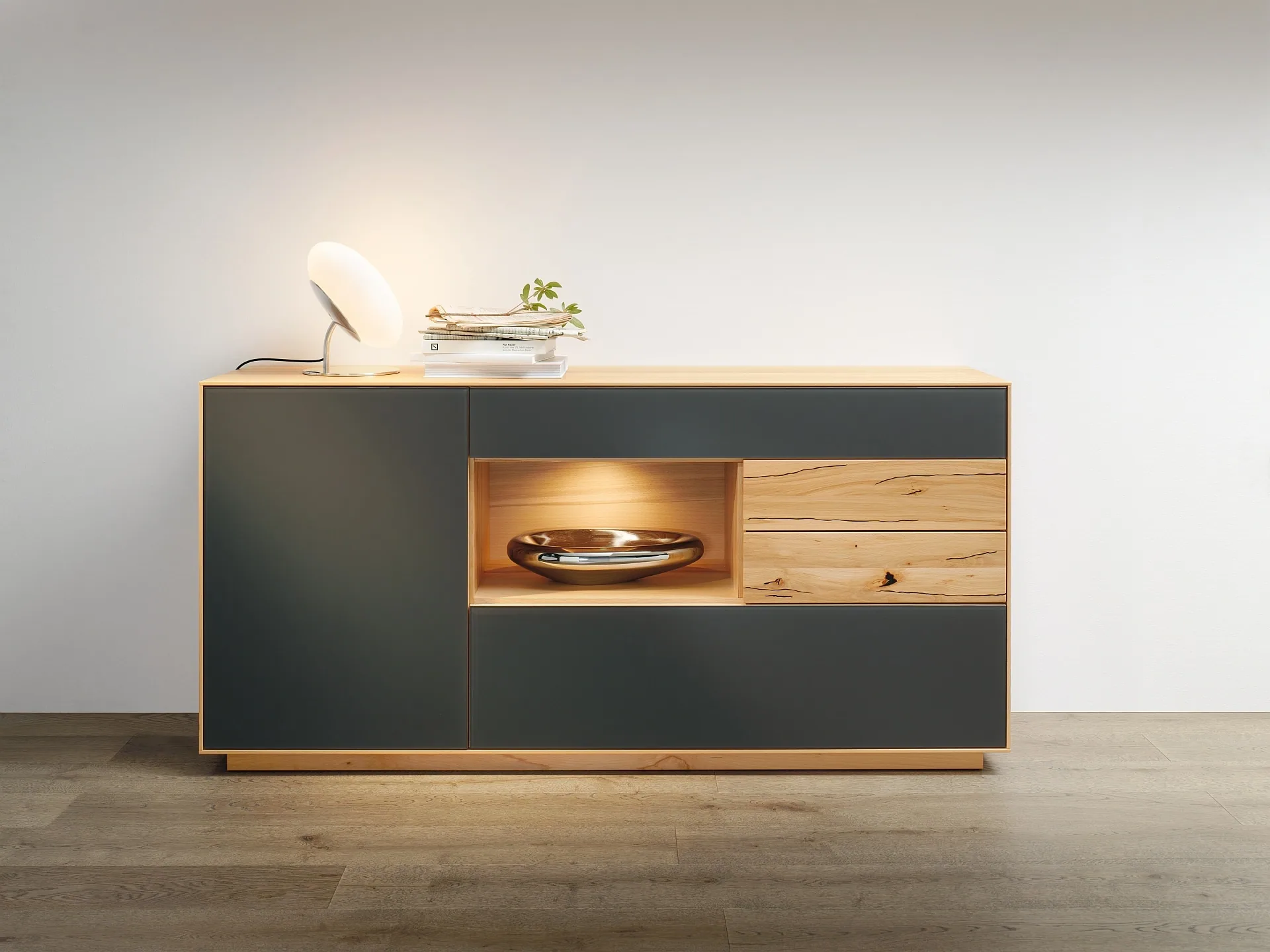 Sideboard puro in Kernbuche mit Glasfront, Massivholzmöbel in Lüdenscheid